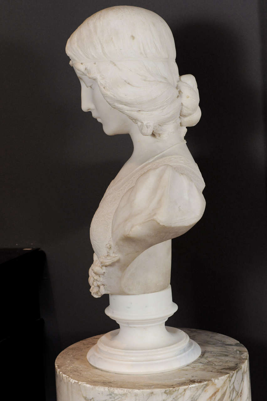White Statuario Marble Bust of a Young Woman In Good Condition In Baambrugge, NL